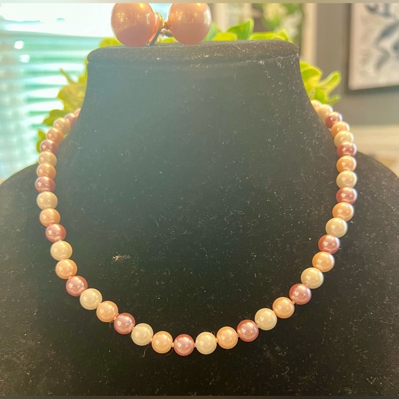 ❤️PINK PEARL SINGLE STRAND STAPLE NECKLACE WITH MATCHING POST EARRINGS💕 - Picture 4 of 7